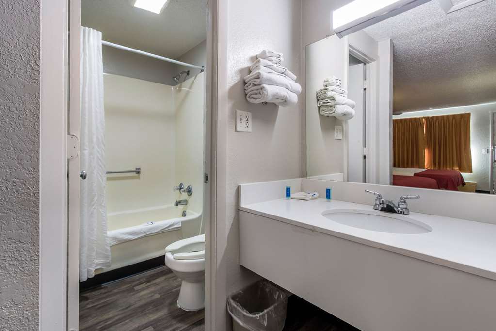 Rodeway Inn Near Hall Of Fame North Canton Room photo