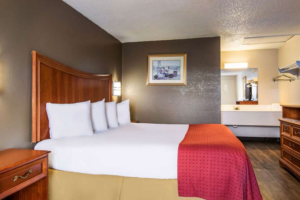 Rodeway Inn Near Hall Of Fame North Canton Room photo